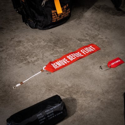 Zoom bild av Band - Remove before Flight