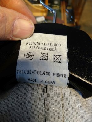 Zoom bild av militär regnkappa